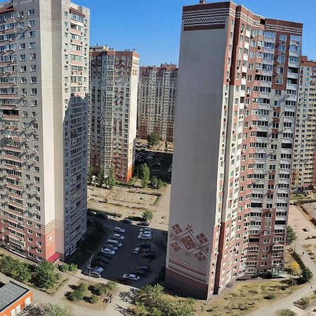 Apartment Near Metro Pozniaky 키예프 외부 사진