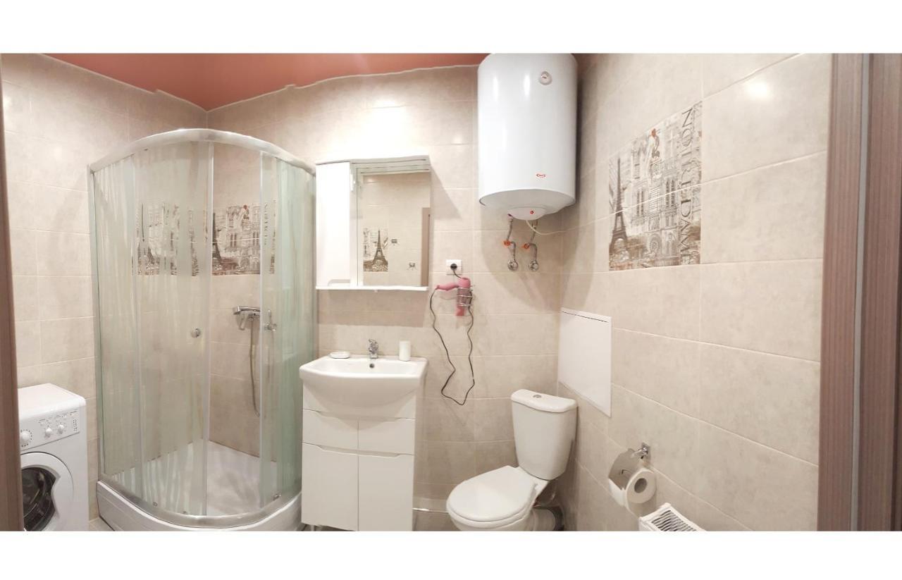 Apartment Near Metro Pozniaky 키예프 외부 사진